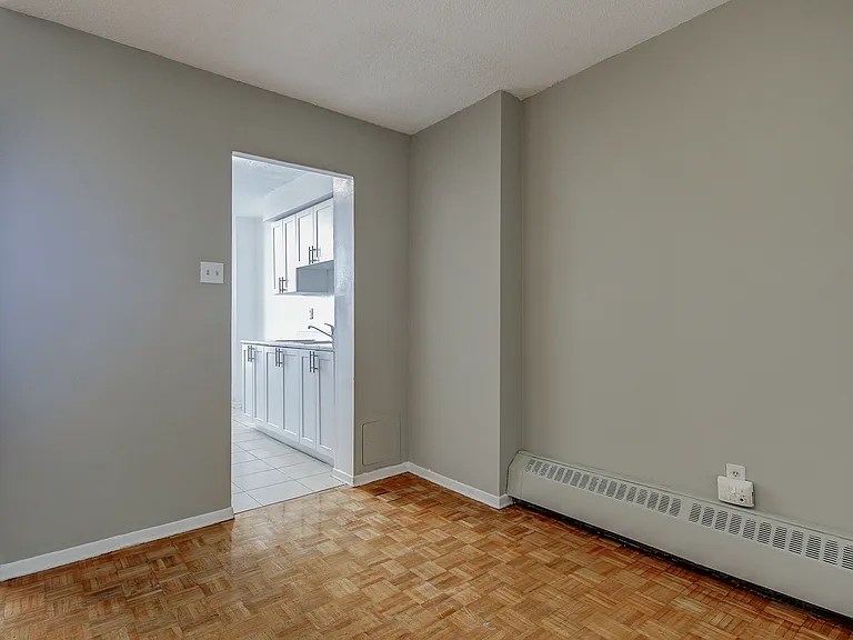 15 Eastbourne Dr — Photo 8