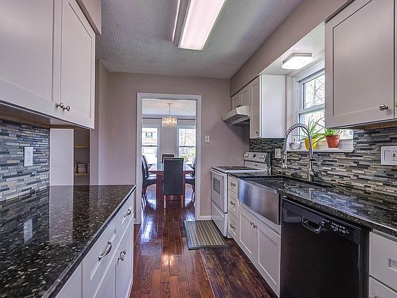 3rd image of 907 Sarbrook Dr