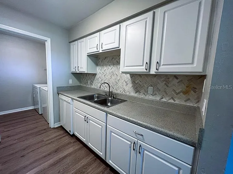 7420 SW 42nd Pl #D — Photo 5