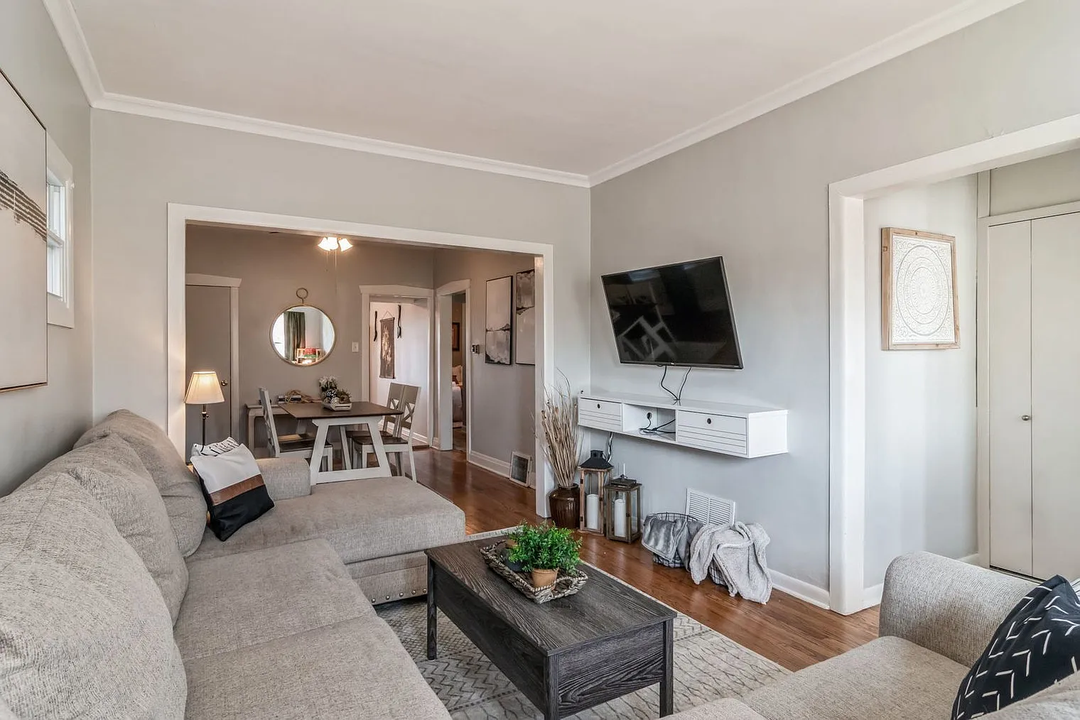 3 bed, 1.0 bath, 990 sqft, $3,384 — Photo 3