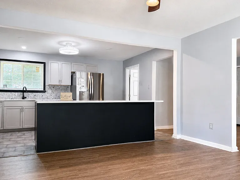 1621 Cloverdale Dr — Photo 3