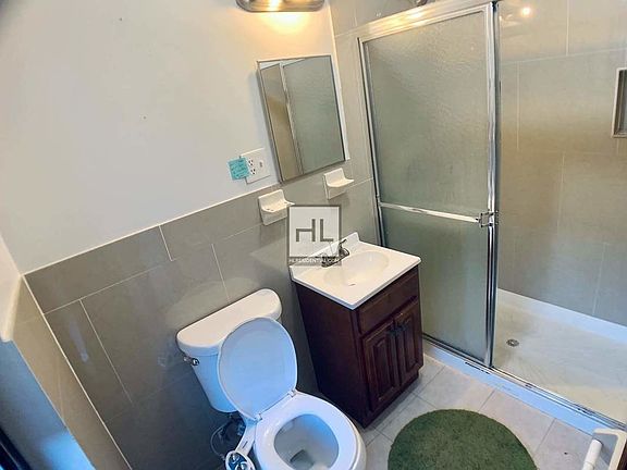 5th image of 709 Henry St APT 2L