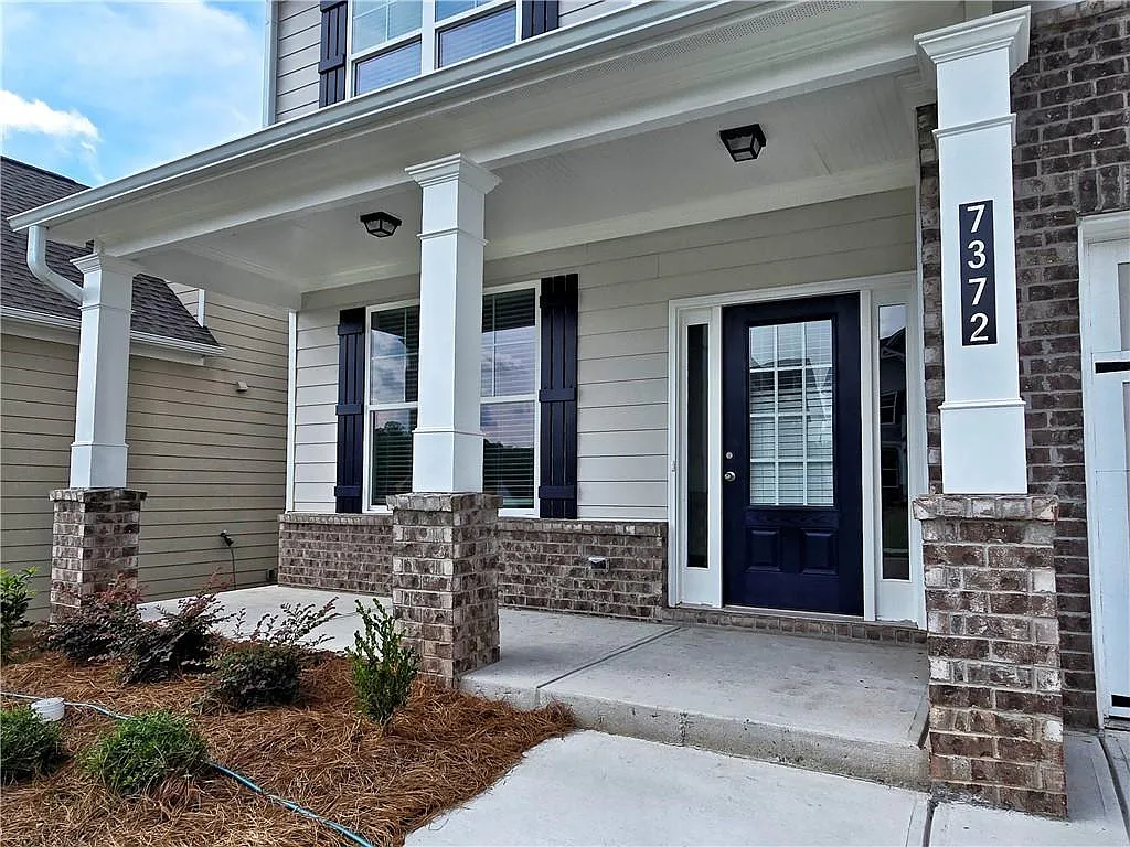 5 bed, 3.5 bath, 2562 sqft, $2,800 — Photo 2