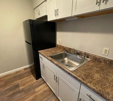4th image of 1111 Express Dr APT 2