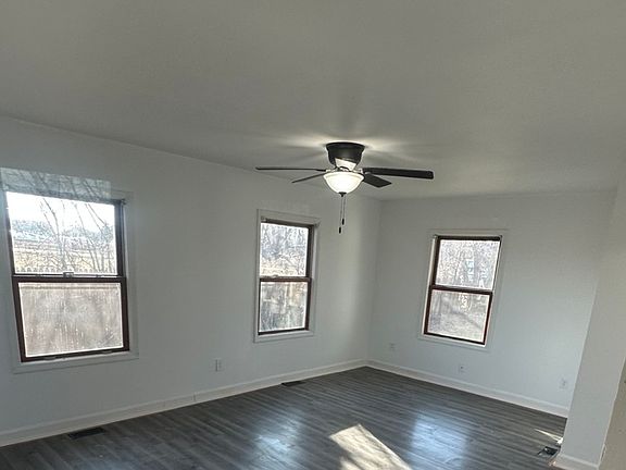 3rd image of 410 Ivanhoe Rd