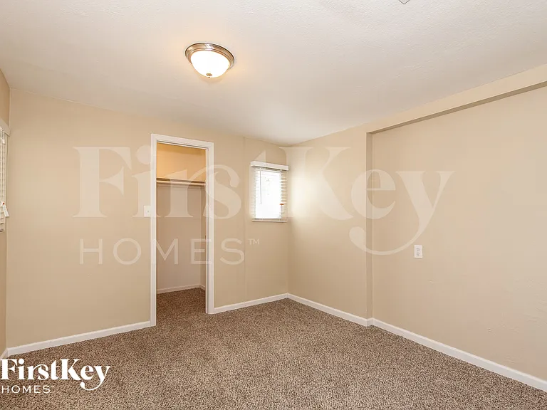2919 W Seldon Ln — Photo 8