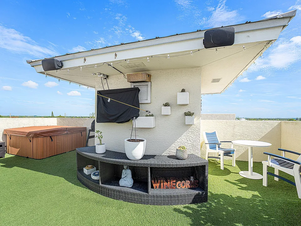 235 NE 1st St #Penthouse 503