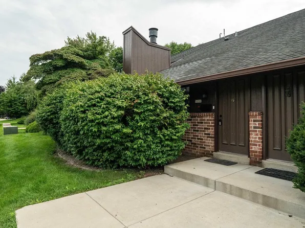 5190 Woodbridge LANE S S, Greenfield, WI 53221