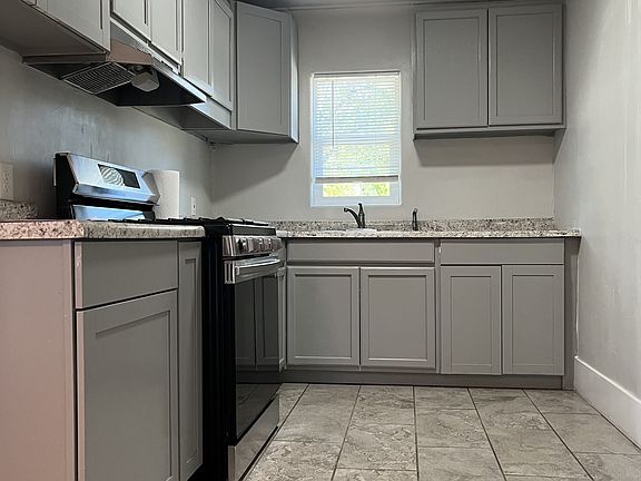 4th image of 2989 Elm St
