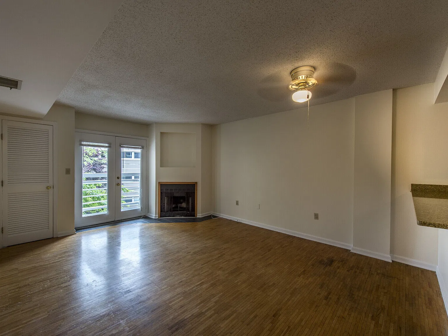 2 bed, 1000 sqft, $3,925 — Photo 3