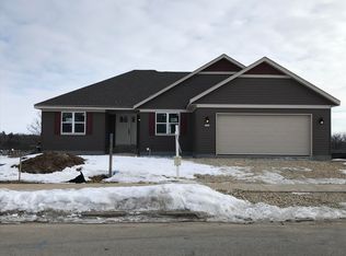 1526 Whitewater Dr, West Bend, WI 53095