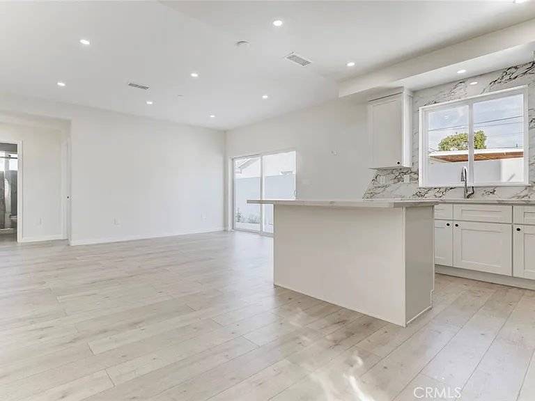 7408 Radford Ave — Photo 5