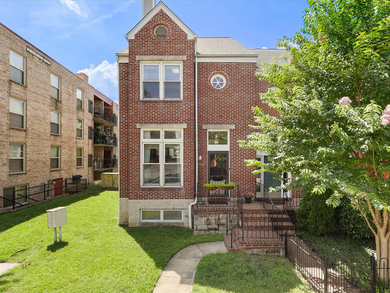 3 bed, 2725 sqft, $4,500 — Photo 3