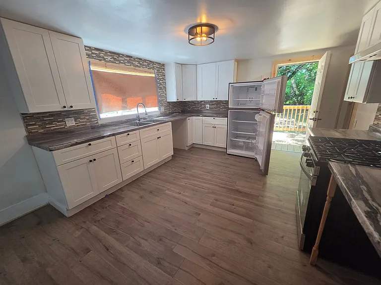 722 E 7th St #1STFL — Photo 9