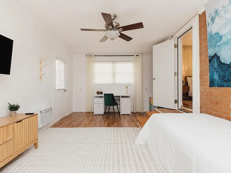 Bedroom4/Office w/Double Twin Bed & TV. Work Desk included (NOTE: Must pass through master bedroom to access)