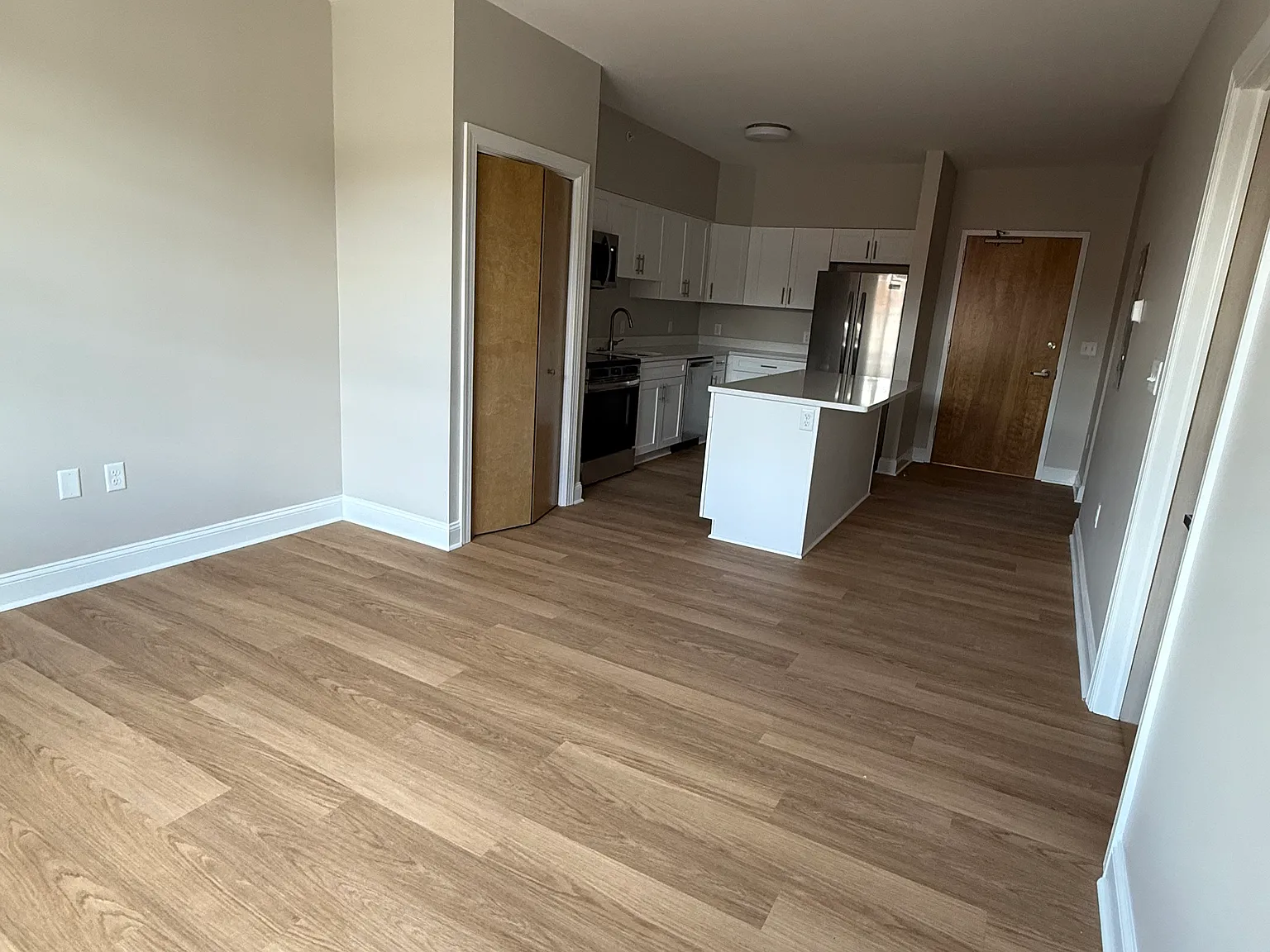 1 bed, 850 sqft, $1,900 — Photo 3