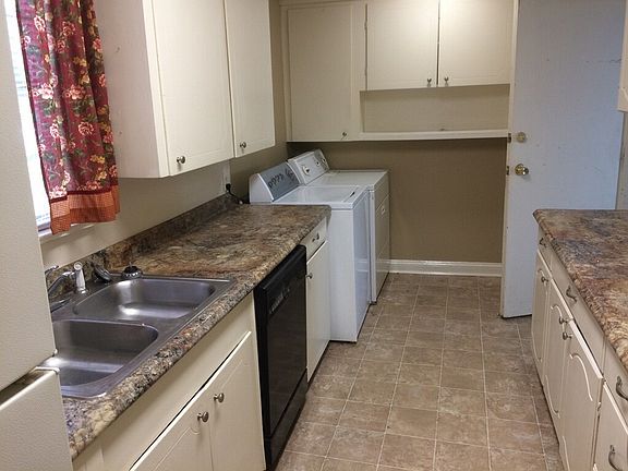 2nd image of 2575 Broadway Dr