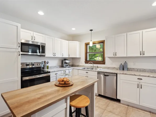 1689 Northwest Dr, Des Moines, IA 50310