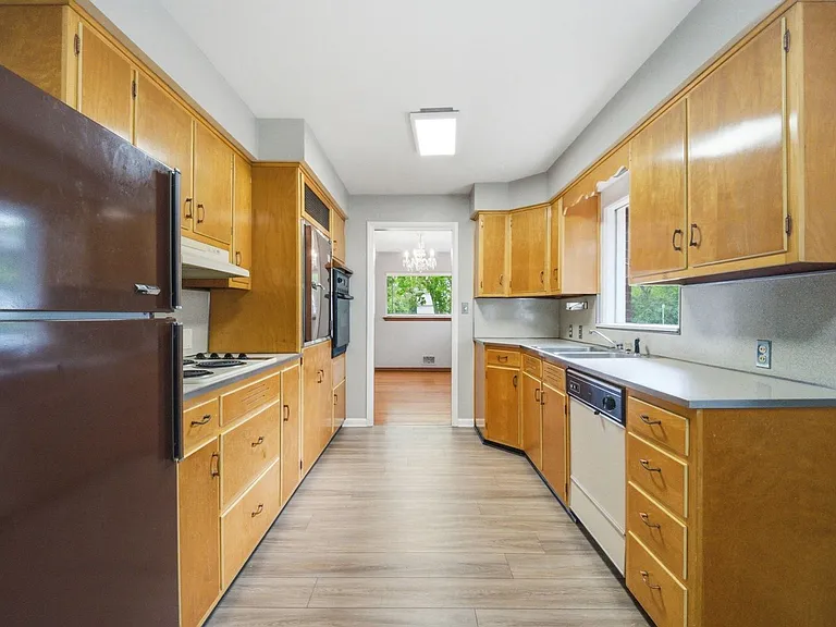 3233 Brady Ln — Photo 15
