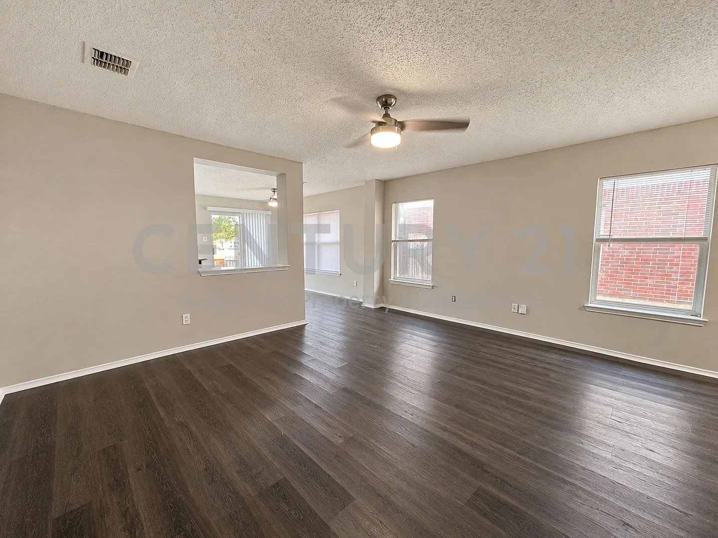 Freshly Updated 3/2/2 in Great Fort Worth Location For Rent! — Photo 4