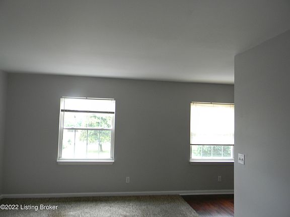 4th image of 105 Middletown Sq