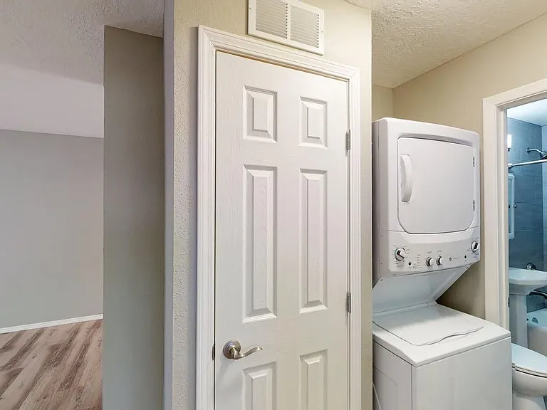 Contemporary, Loaded 2 Bed 2 Bath Apartment on Conchas Park — Photo 11