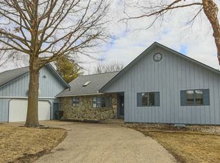 1513 S Hill Dr, Waterloo, IA 50701