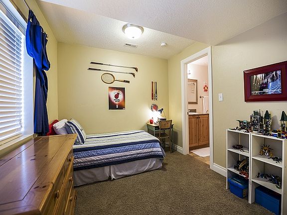 4th image of 3005 E Somerset Dr