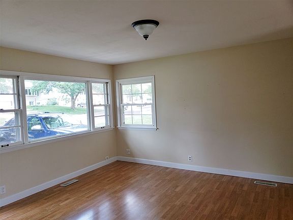 4th image of 2804 W Fountaindale Dr