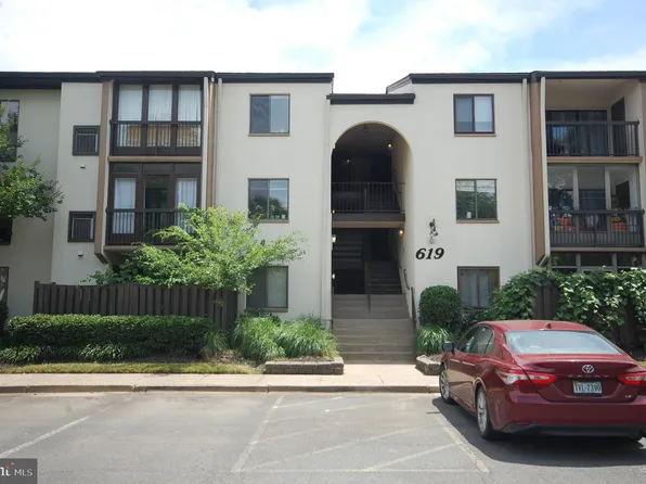 619 Center St APT T1, Herndon, VA 20170