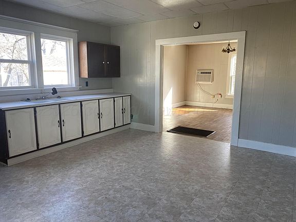 3rd image of 403 Oak St