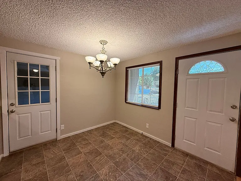 1465 Chase St — Photo 5