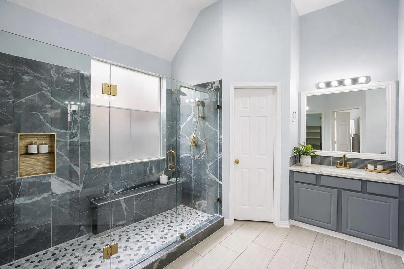 4 bed, 2.5 bath, 2294 sqft, $2,500 — Photo 3