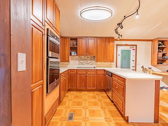 4th image of 212 Albatross Way