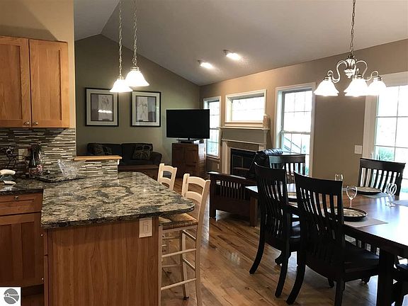 2nd image of 2692 Maple Hollow Dr