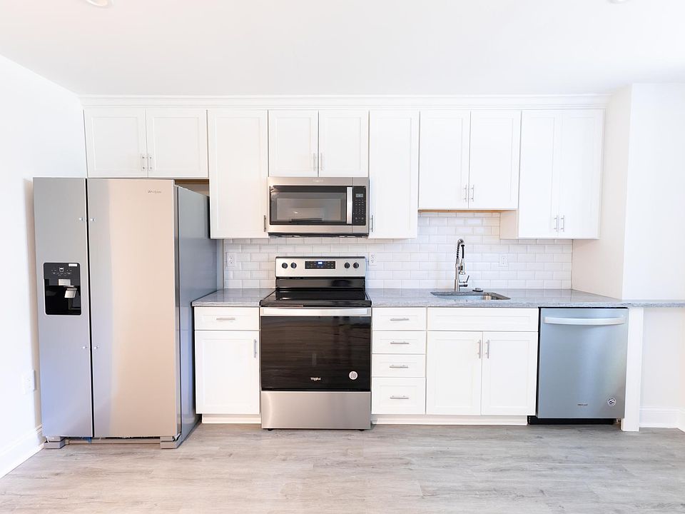Stainless appliances, granite countertops, lots of cabinet space.