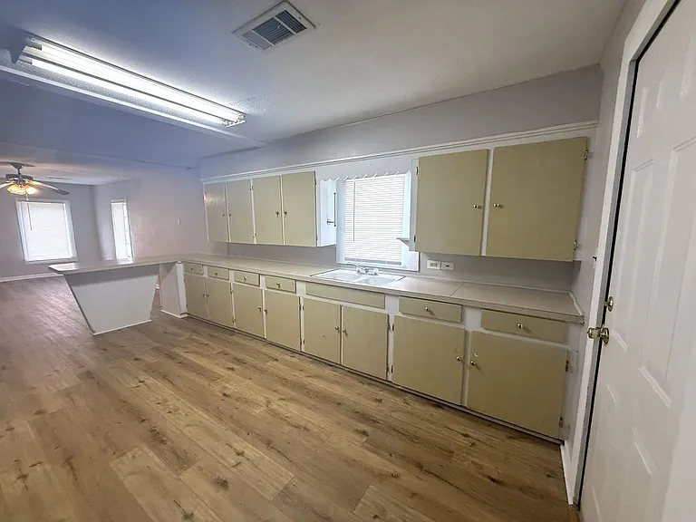 300 N Kinney Ave — Photo 8
