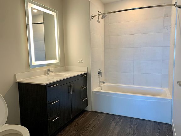 4th image of 804 W Montrose Ave #1712