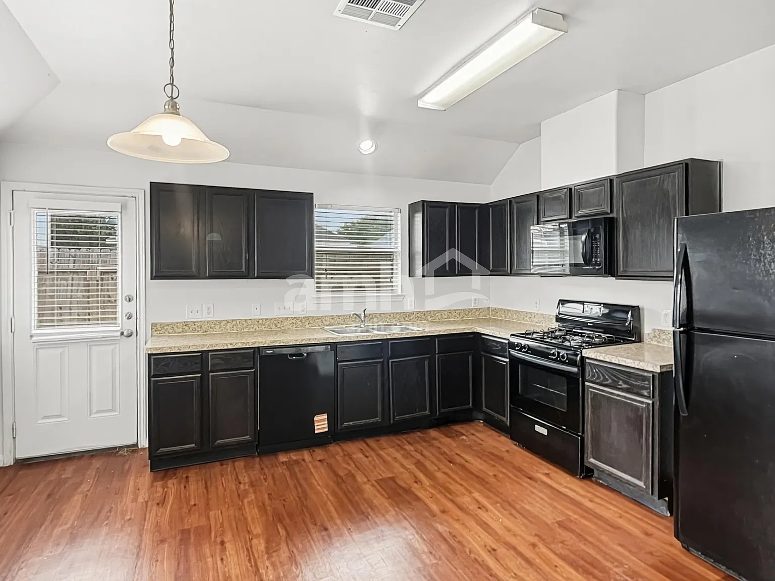 4 bed, 2.0 bath, 1433 sqft, $1,845 — Photo 3