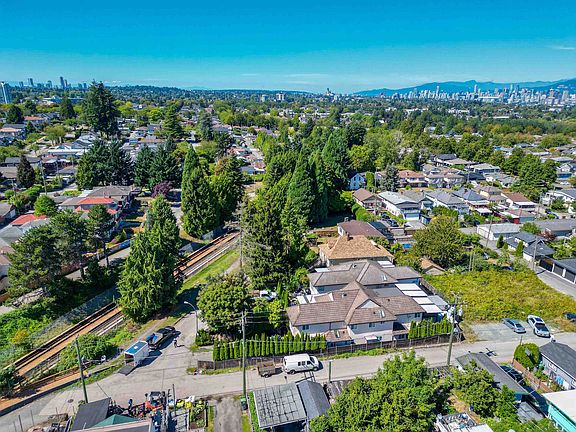 4th image of 2675 Vanness Ave