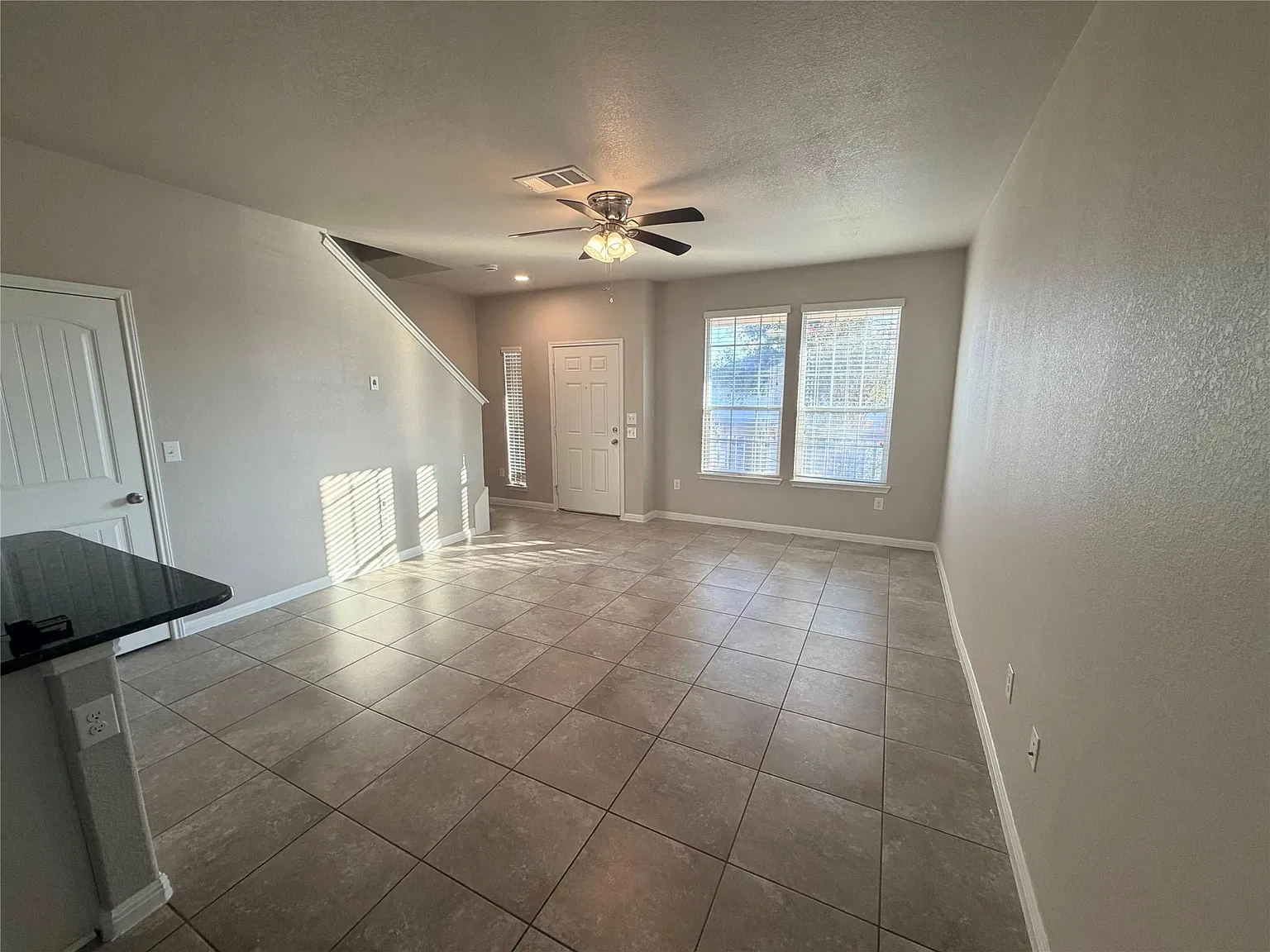 3 bed, 2.5 bath, 1324 sqft, $1,900 — Photo 4