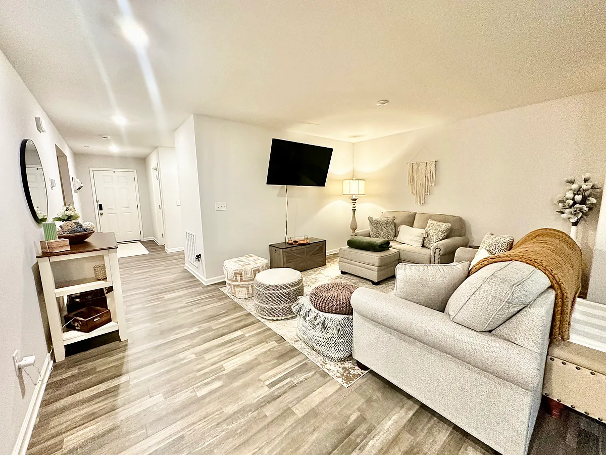 Building Photo - 129 Elegance Way