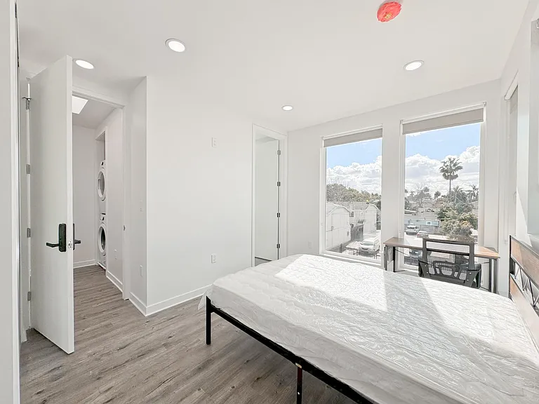 1165 W 39th St — Photo 28