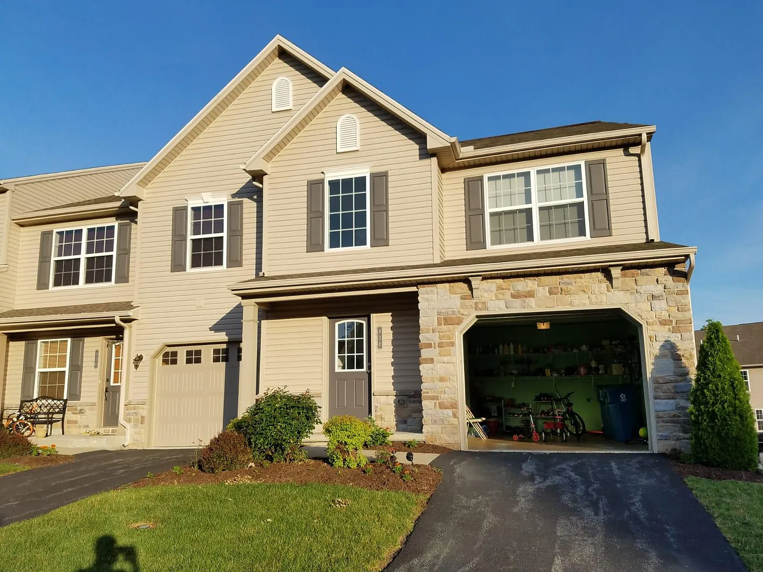 3 bed, 3300 sqft, $2,300 — Photo 2