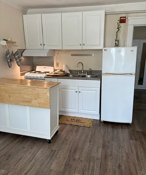 942 Cass Ave — Photo 3