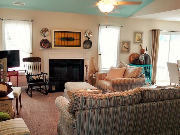 Spacious vaulted livingroom 