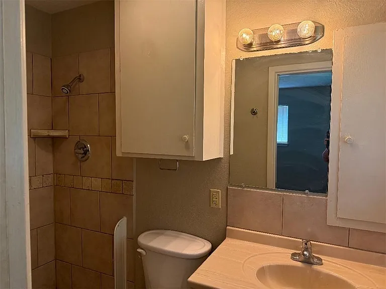 205 Broadway St — Photo 15