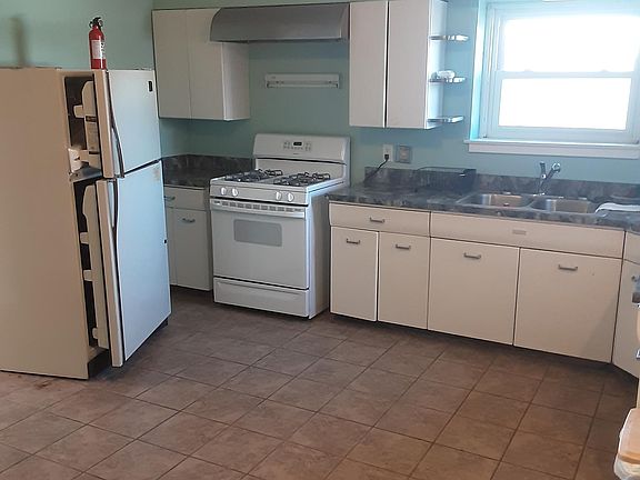 Eat in kitchen has washer/ dryer hook ups.