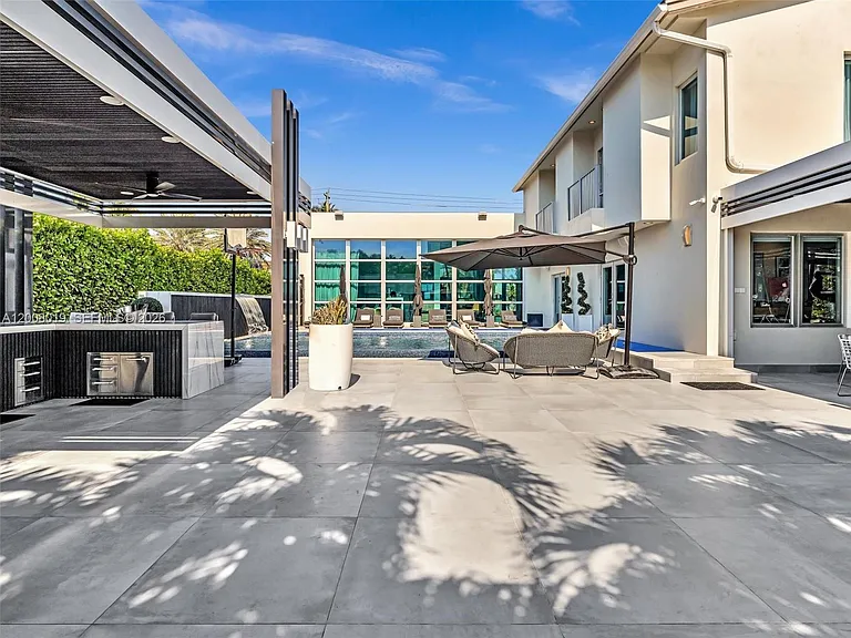 307 Holiday Dr — Photo 7
