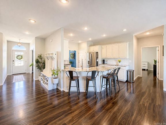 5th image of 299 Stoneridge Cir